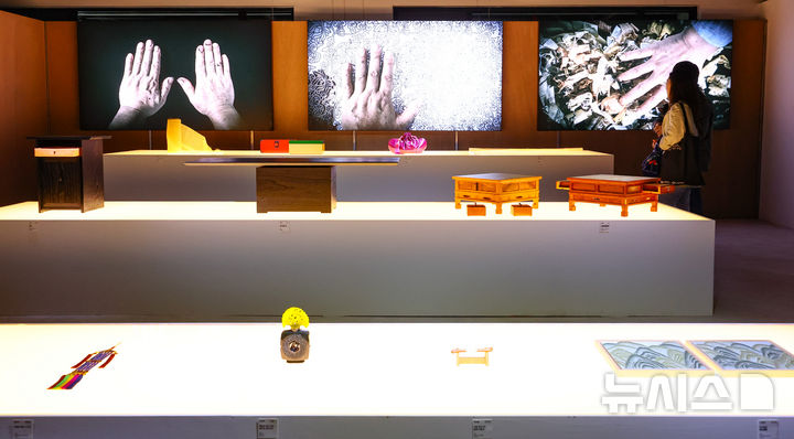 [서울=뉴시스] 황준선 기자 = 16일 서울 용산구 노들갤러리에서 열린 2025 국가무형유산 이수자 기획전시 '결, 시간의 흐름 속에서' 언론공개 행사에서 참석자들이 작품을 관람하고 있다. 2025.10.16. hwang@newsis.com