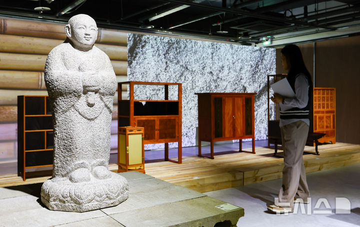 [서울=뉴시스] 황준선 기자 = 16일 서울 용산구 노들갤러리에서 열린 2025 국가무형유산 이수자 기획전시 '결, 시간의 흐름 속에서' 언론공개 행사에서 참석자들이 작품을 관람하고 있다. 2025.10.16. hwang@newsis.com