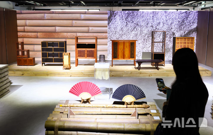 [서울=뉴시스] 황준선 기자 = 16일 서울 용산구 노들갤러리에서 열린 2025 국가무형유산 이수자 기획전시 '결, 시간의 흐름 속에서' 언론공개 행사에서 참석자들이 작품을 관람하고 있다. 2025.10.16. hwang@newsis.com