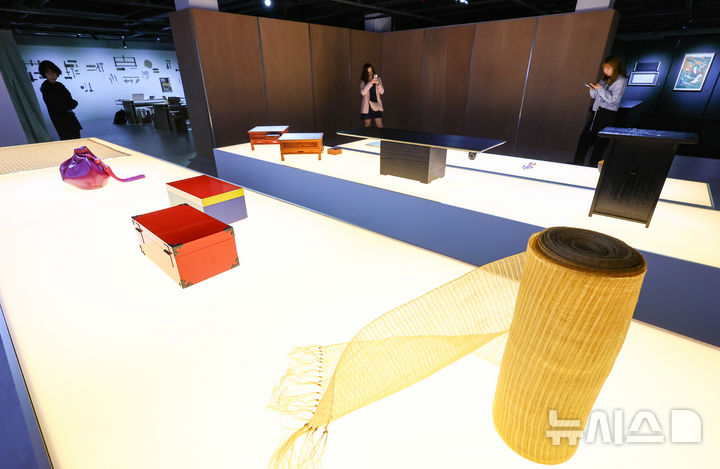 [서울=뉴시스] 황준선 기자 = 16일 서울 용산구 노들갤러리에서 열린 2025 국가무형유산 이수자 기획전시 '결, 시간의 흐름 속에서' 언론공개 행사에서 참석자들이 작품을 관람하고 있다. 2025.10.16. hwang@newsis.com