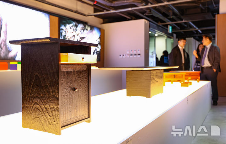 [서울=뉴시스] 황준선 기자 = 16일 서울 용산구 노들갤러리에서 열린 2025 국가무형유산 이수자 기획전시 '결, 시간의 흐름 속에서' 언론공개 행사에서 참석자들이 작품을 관람하고 있다. 2025.10.16. hwang@newsis.com