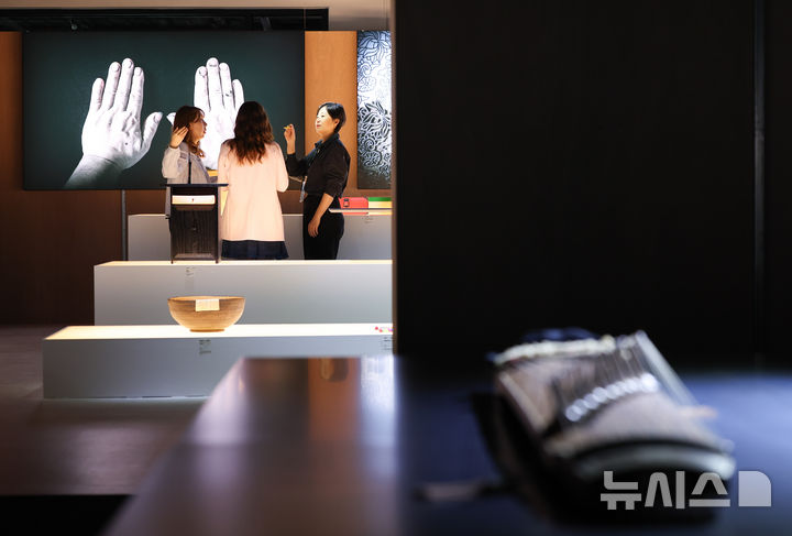 [서울=뉴시스] 황준선 기자 = 16일 서울 용산구 노들갤러리에서 열린 2025 국가무형유산 이수자 기획전시 '결, 시간의 흐름 속에서' 언론공개 행사에서 참석자들이 작품을 관람하고 있다. 2025.10.16. hwang@newsis.com