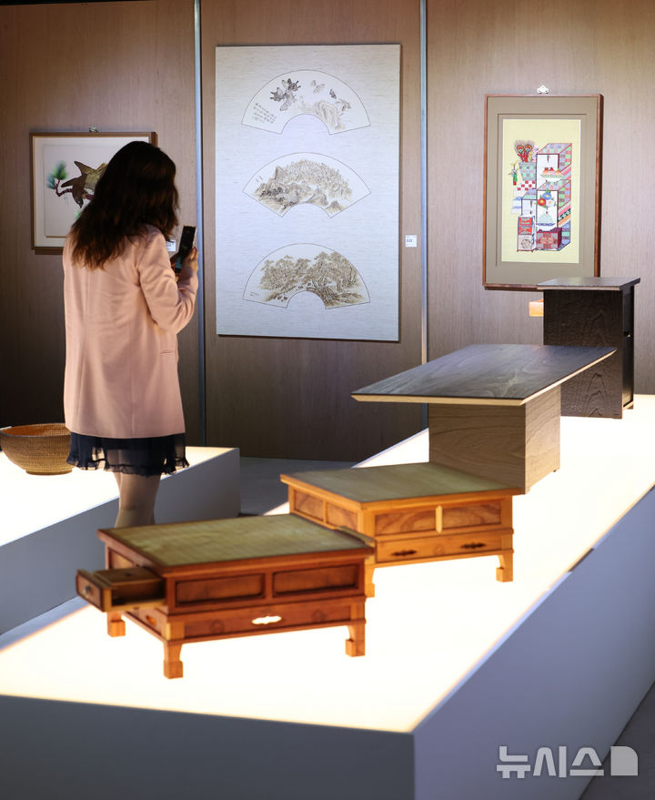 [서울=뉴시스] 황준선 기자 = 16일 서울 용산구 노들갤러리에서 열린 2025 국가무형유산 이수자 기획전시 '결, 시간의 흐름 속에서' 언론공개 행사에서 참석자들이 작품을 관람하고 있다. 2025.10.16. hwang@newsis.com