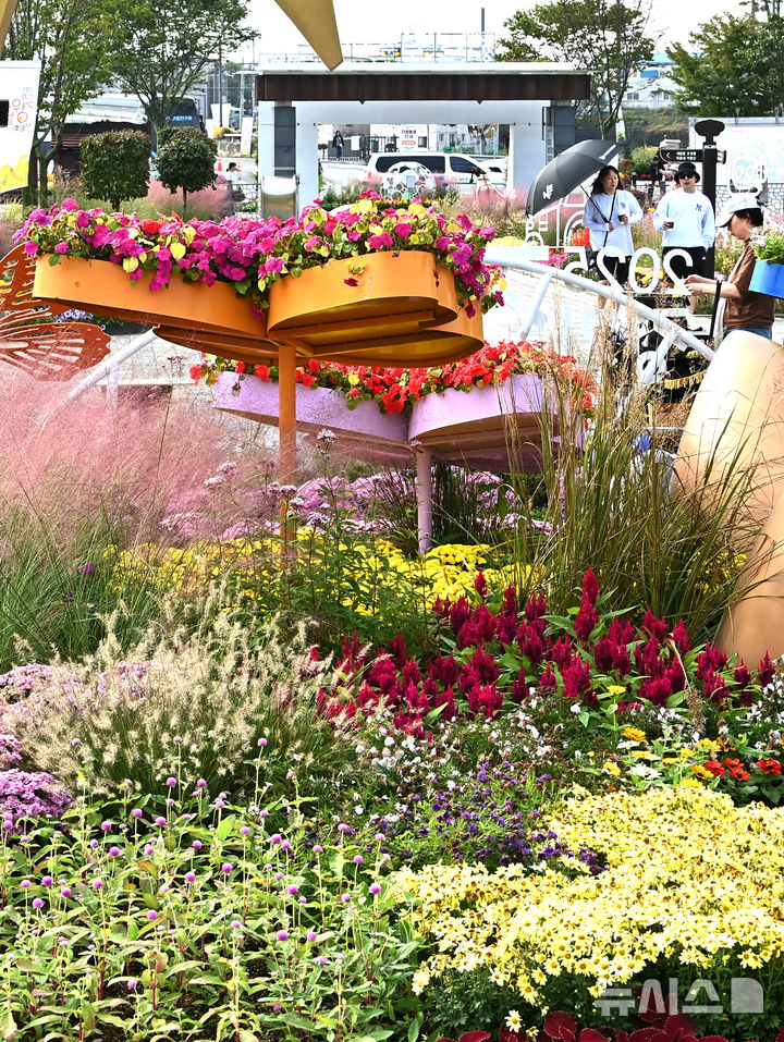 [평택=뉴시스] 김종택 기자 = 제13회 경기정원문화박람회가 열린 16일 경기 평택시 농업생태원에서 관람객들이 울긋불긋 가을꽃들로 조성된 정원을 산책하고 있다. 2025.10.16. jtk@newsis.com