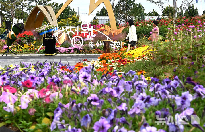 [평택=뉴시스] 김종택 기자 = 제13회 경기정원문화박람회가 열린 16일 경기 평택시 농업생태원에서 관람객들이 울긋불긋 가을꽃들로 조성된 정원을 산책하고 있다. 2025.10.16. jtk@newsis.com