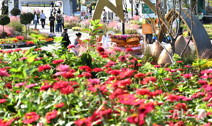 [평택=뉴시스] 김종택 기자 = 제13회 경기정원문화박람회가 열린 16일 경기 평택시 농업생태원에서 관람객들이 울긋불긋 가을꽃들로 조성된 정원을 산책하고 있다. 2025.10.16. jtk@newsis.com