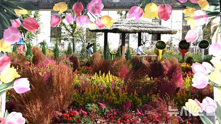 [평택=뉴시스] 김종택 기자 = 제13회 경기정원문화박람회가 열린 16일 경기 평택시 농업생태원에서 관람객들이 울긋불긋 가을꽃들로 조성된 정원을 산책하고 있다. 2025.10.16. jtk@newsis.com