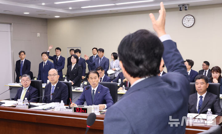 [세종=뉴시스] 강종민 기자 = 16일 세종시 정부세종청사에서 열린 국회 정무위원회의 국가보훈부, 국민권익위원회, 독립기념관 등에 대한 국정감사에서 이강일 민주당 의원이 지난 2~3월 유철환 권익위원장이 주재한 간부회의에 참석한 간부들에게 서부지법 판사 비판 언급 등을 들었냐고 묻고 있다. 2025.10.16. ppkjm@newsis.com