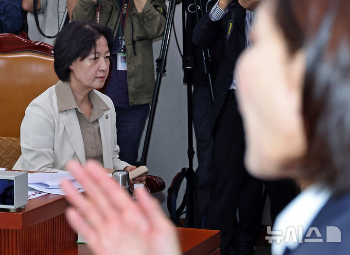 [서울=뉴시스] 김금보 기자 = 추미애 국회 법제사법위원회 위원장이 16일 서울 여의도 국회에서 열린 법제사법위원회 국정감사에서 전날 진행된 현장 국정감사와 관련해 긴급 회의를 하기위해 감사 중지를 선포한 뒤 이동하고 있다. 2025.10.16. kgb@newsis.com