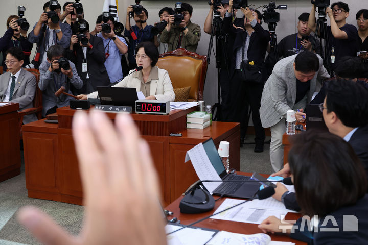 [서울=뉴시스] 김금보 기자 = 추미애 국회 법제사법위원회 위원장이 16일 서울 여의도 국회에서 열린 법제사법위원회 국정감사에서 전날 진행된 현장 국정감사와 관련해 긴급 회의를 하기위해 감사 중지를 선포하고 있다. 2025.10.16. kgb@newsis.com