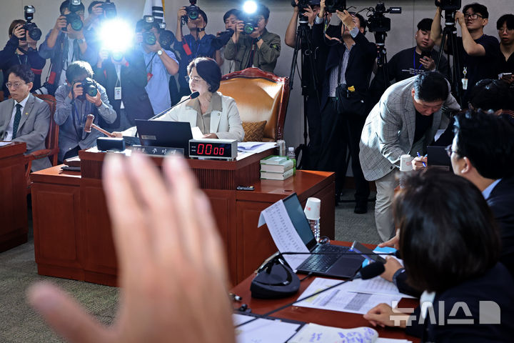 [서울=뉴시스] 김금보 기자 = 추미애 국회 법제사법위원회 위원장이 16일 서울 여의도 국회에서 열린 법제사법위원회 국정감사에서 전날 진행된 현장 국정감사와 관련해 긴급 회의를 하기위해 감사 중지를 선포하고 있다. 2025.10.16. kgb@newsis.com