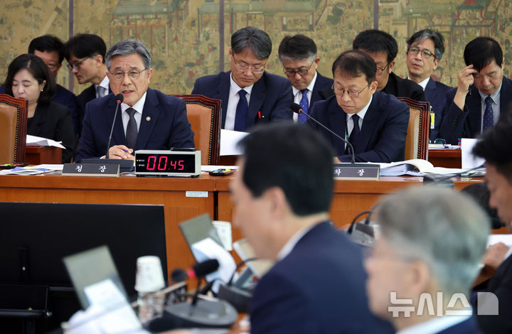 [서울=뉴시스] 김금보 기자 = 허민 국가유산청장이 16일 서울 여의도 국회에서 열린 문화체육관광위원회 국정감사에서 의원질의에 답하고 있다. 2025.10.16. kgb@newsis.com