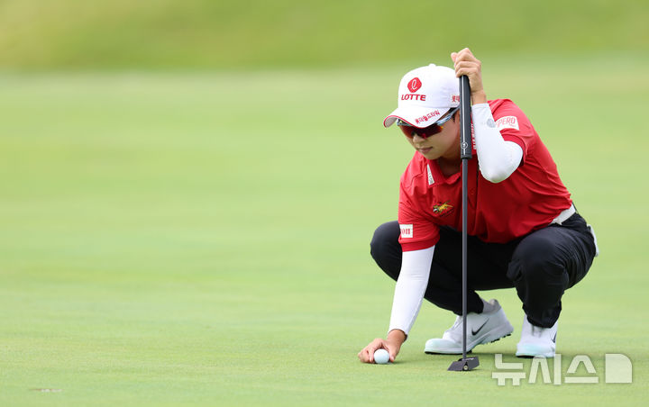[해남=뉴시스] 권창회 기자 = 16일 오후 전남 해남 파인비치 골프링크스에서 열린 BMW 레이디스 챔피언십 2025 1라운드에서 김효주가 9홀 퍼팅 라이를 살피고 있다. 2025.10.16. kch0523@newsis.com