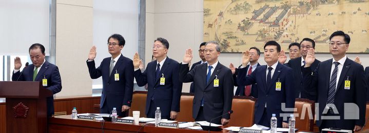 [서울=뉴시스] 조성봉 기자 = 정갑윤 한국교직원공제회 이사장이 16일 서울 여의도 국회 교육위원회에서 열린 국정감사에서 증인 선서를 하고 있다. 2025.10.16. suncho21@newsis.com