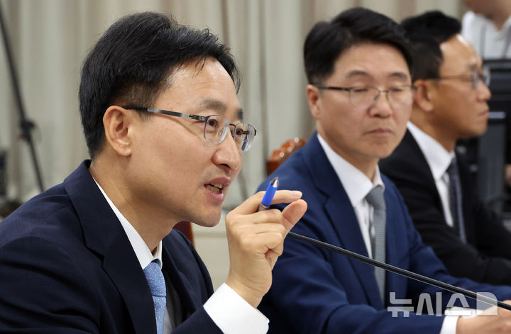 [세종=뉴시스] 강종민 기자 = 16일 세종시 정부세종2청사에서 열린 국회 기획재정위원회의 국세청에 대한 국정감사에서 임광현 국세청장이 의원 질의에 답변하고 있다. 2025.10.16. ppkjm@newsis.com