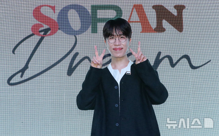 [서울=뉴시스] 김혜진 기자 = 밴드 소란 고영배가 16일 오후 서울 마포구 MPMG 사옥에서 열린 새 앨범 '드림' 발매 기념 쇼케이스에서 포즈를 취하고 있다. 2025.10.16. jini@newsis.com