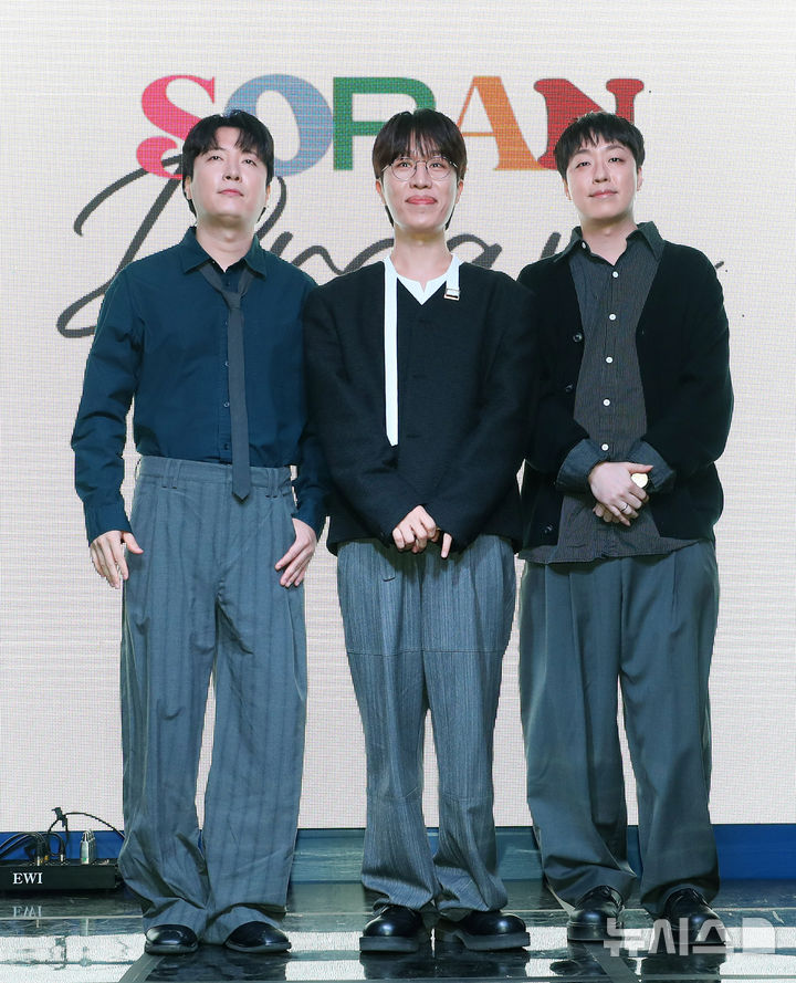 [서울=뉴시스] 김혜진 기자 = 밴드 소란(왼쪽부터 서면호, 고영배, 이태욱)이 16일 오후 서울 마포구 MPMG 사옥에서 열린 새 앨범 '드림' 발매 기념 쇼케이스에서 포즈를 취하고 있다. 2025.10.16. jini@newsis.com
