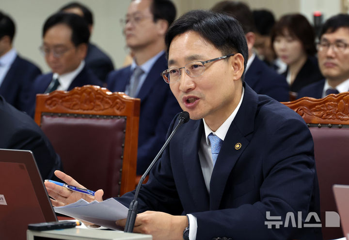 [세종=뉴시스] 강종민 기자 = 16일 세종시 정부세종2청사에서 열린 국회 기획재정위원회의 국세청에 대한 국정감사에서 임광현 국세청장이 의원 질의에 답변하고 있다. 2025.10.16. ppkjm@newsis.com