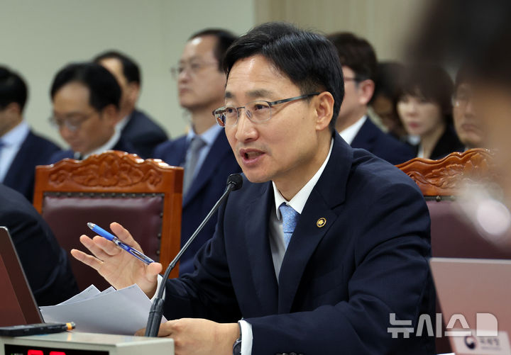 [세종=뉴시스] 강종민 기자 = 16일 세종시 정부세종2청사에서 열린 국회 기획재정위원회의 국세청에 대한 국정감사에서 임광현 국세청장이 의원 질의에 답변하고 있다. 2025.10.16. ppkjm@newsis.com