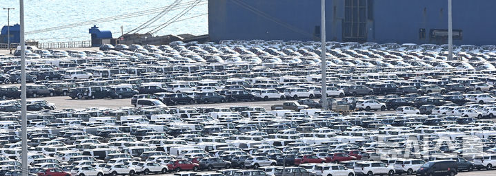 [평택=뉴시스] 김종택 기자 = 16일 경기 평택항에 수출용 자동차가 세워져 있는 모습. 2025.10.16. jtk@newsis.com