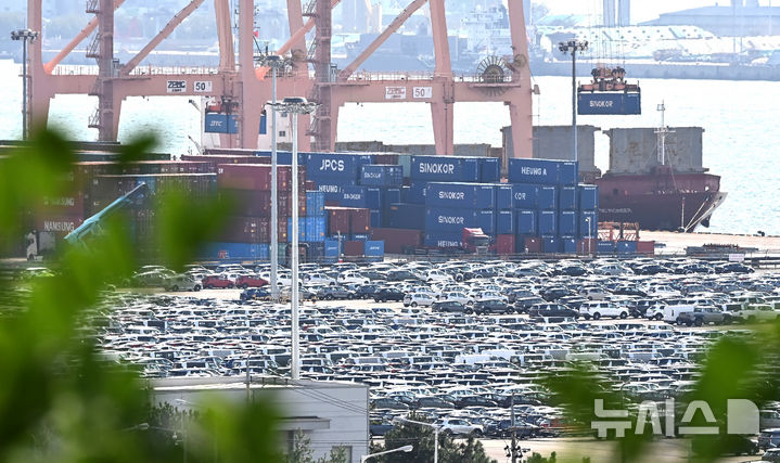 [평택=뉴시스] 김종택 기자 = 16일 경기 평택항에 수출용 자동차와 컨테이너가 쌓여 있는 모습. 2025.10.16. jtk@newsis.com