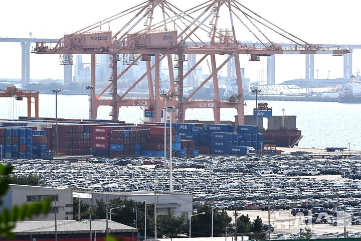 [평택=뉴시스] 김종택 기자 = 경기 평택항에 수출용 자동차와 컨테이너가 쌓여 있는 모습. 2025.10.16. jtk@newsis.com