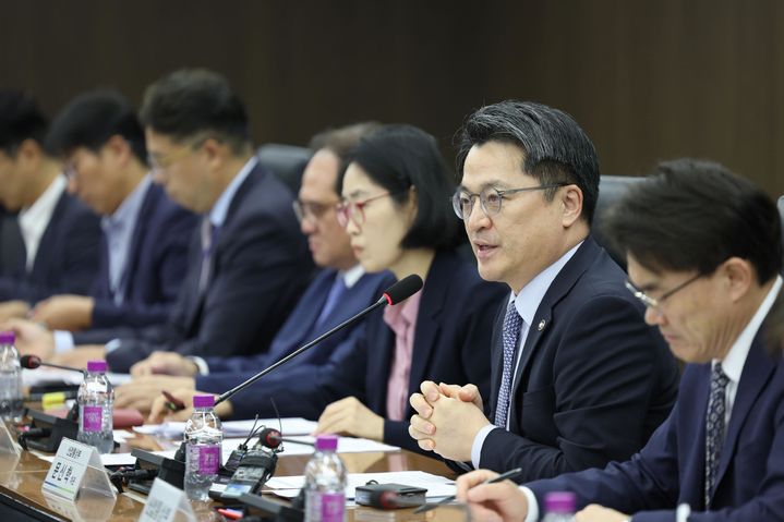 [서울=뉴시스] 문신학 산업통상부 차관이 16일 서울 중구 대한상공회의소에서 '민관 합동 희토류 공급망 대응회의'를 주재하고 있다. (사진=산업통상부 제공) 2025.10.16. photo@newsis.com *재판매 및 DB 금지