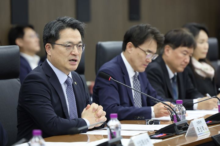 [서울=뉴시스] 문신학 산업통상부 차관이 16일 서울 중구 대한상공회의소에서 '민관 합동 희토류 공급망 대응회의'를 주재하고 있다. (사진=산업통상부 제공) 2025.10.16. photo@newsis.com *재판매 및 DB 금지