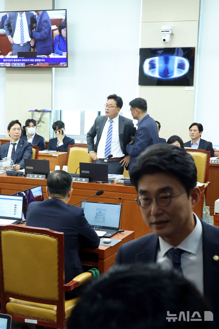 [서울=뉴시스] 고승민 기자 = 16일 서울 여의도 국회에서 열린 과학기술정보방송통신위원회 국정감사가 질의 전 최민희 위원장에 의해 언론 비공개로 전환된 가운데 김우영 더불어민주당 의원이 노기를 띠고 일어서 있다. 2025.10.16. kkssmm99@newsis.com