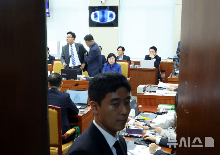 [서울=뉴시스] 고승민 기자 = 16일 서울 여의도 국회에서 열린 과학기술정보방송통신위원회 국정감사가 질의 전 최민희 위원장에 의해 언론 비공개로 전환된 가운데 김우영 더불어민주당 의원이 노기를 띠고 일어서 있다. 2025.10.16. kkssmm99@newsis.com