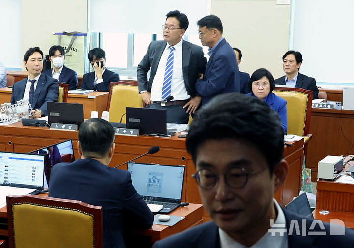 [서울=뉴시스] 고승민 기자 = 16일 서울 여의도 국회에서 열린 과학기술정보방송통신위원회 국정감사가 최민희 위원장에 의해 언론 비공개로 전환된 가운데 김우영 더불어민주당 의원이 노기를 띠고 일어서 있다. 2025.10.16. kkssmm99@newsis.com