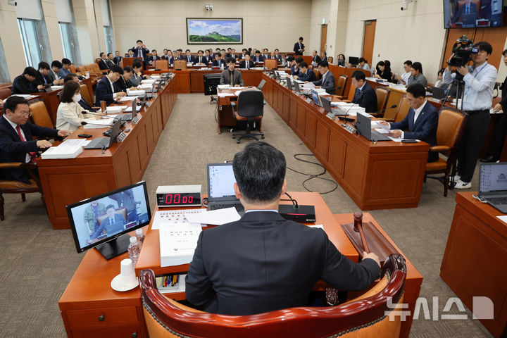 [서울=뉴시스] 김명년 기자 = 16일 오후 서울 여의도 국회 기후에너지환경노동위원회 전체회의에서 안호영 위원장이 의사봉을 두드리고 있다. 2025.10.16. kmn@newsis.com