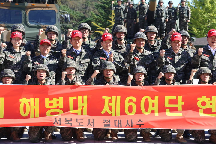 [서울=뉴시스] 조성봉 기자 = 성일종 국회 국방위원회 위원장과 정청래 대표를 비롯한 의원들이 16일 백령도 해병대 제6여단을 찾아 군 장병들을 격려하고 기념촬영을 하고 있다 (사진=성일종 의원실 제공) 2025.10.16. photo@newsis.com *재판매 및 DB 금지