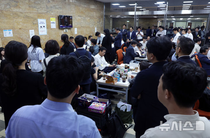 [서울=뉴시스] 고승민 기자 = 16일 서울 여의도 국회에서 열린 과학기술정보방송통신위원회의 원자력안전위원회 등 국정감사에서 질의 전 피감기관 관계자들이 과방위원들의 갈등을 모니터로 보고 있다. 2025.10.16. kkssmm99@newsis.com