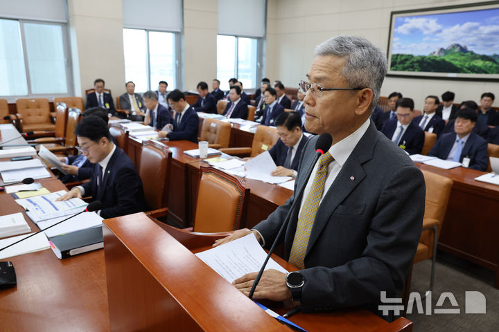 [서울=뉴시스] 김명년 기자 = 김동철 한국전력공사 사장이 16일 오후 서울 여의도 국회 기후에너지환경노동위원회 전체회의에서 업무보고하고 있다. 2025.10.16. kmn@newsis.com