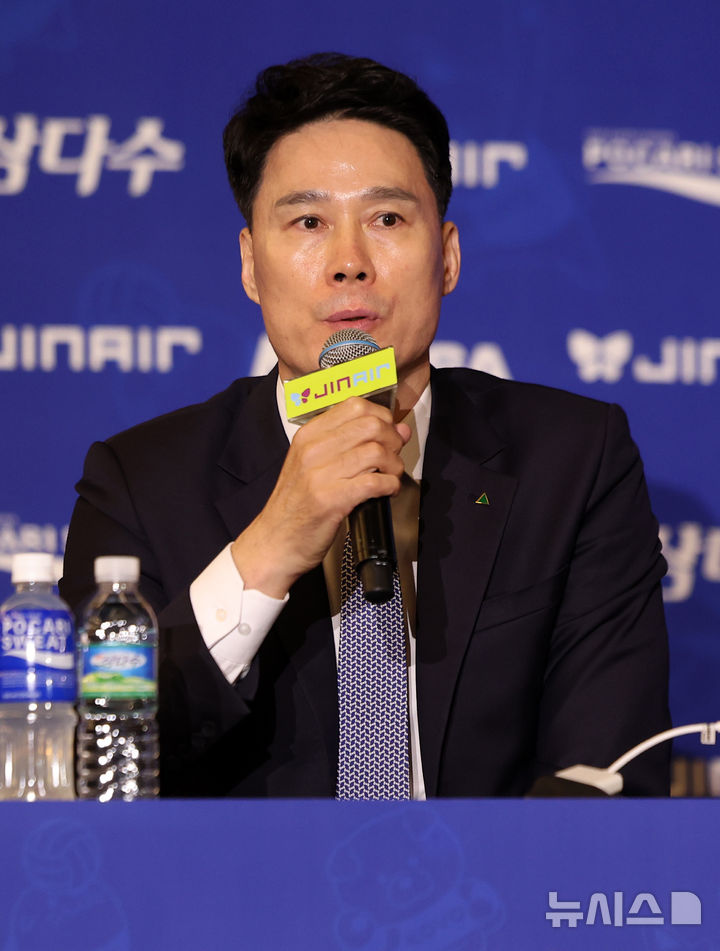 [서울=뉴시스] 김선웅 기자 = 현대건설 강성형 감독이 16일 서울 강남구 호텔리베라에서 열린 진에어 2025-2026 V-리그 여자부 미디어데이에서 인사말을 하고 있다. 2025.10.16. mangusta@newsis.com