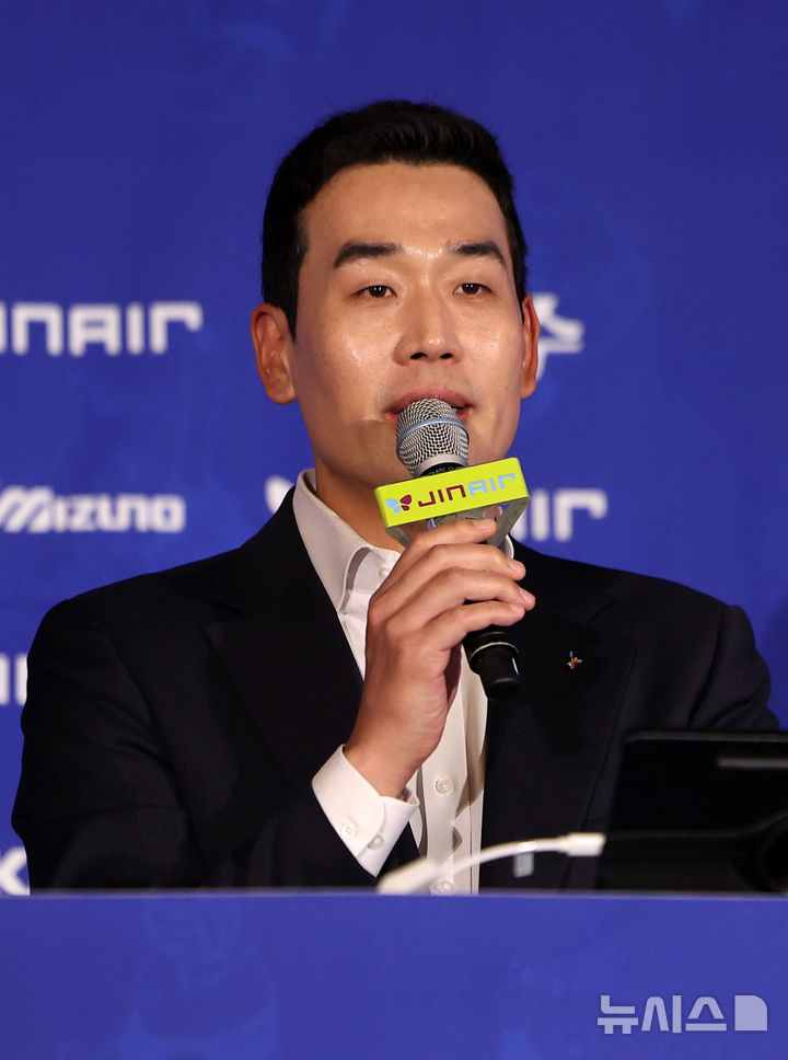 [서울=뉴시스] 김선웅 기자 = 정관장 고희진 감독이 16일 서울 강남구 호텔리베라에서 열린 진에어 2025-2026 V-리그 여자부 미디어데이에서 인사말을 하고 있다. 2025.10.16. mangusta@newsis.com