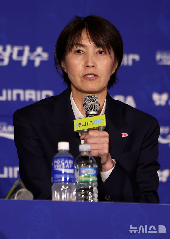 [서울=뉴시스] 김선웅 기자 = 흥국생명 요시하라 토모코 감독이 16일 서울 강남구 호텔리베라에서 열린 진에어 2025-2026 V-리그 여자부 미디어데이에서 인사말을 하고 있다. 2025.10.16. mangusta@newsis.com
