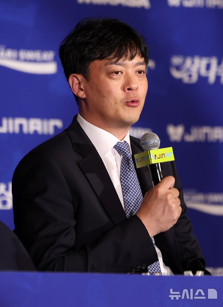 [서울=뉴시스] 김선웅 기자 = GS칼텍스 이영택 감독이 16일 서울 강남구 호텔리베라에서 열린 진에어 2025-2026 V-리그 여자부 미디어데이에서 인사말을 하고 있다. 2025.10.16. mangusta@newsis.com