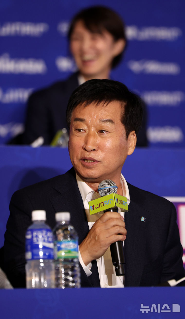 [서울=뉴시스] 김선웅 기자 = IBK기업은행 김호철 감독이 16일 서울 강남구 호텔리베라에서 열린 진에어 2025-2026 V-리그 여자부 미디어데이에서 인사말을 하고 있다. 2025.10.16. mangusta@newsis.com