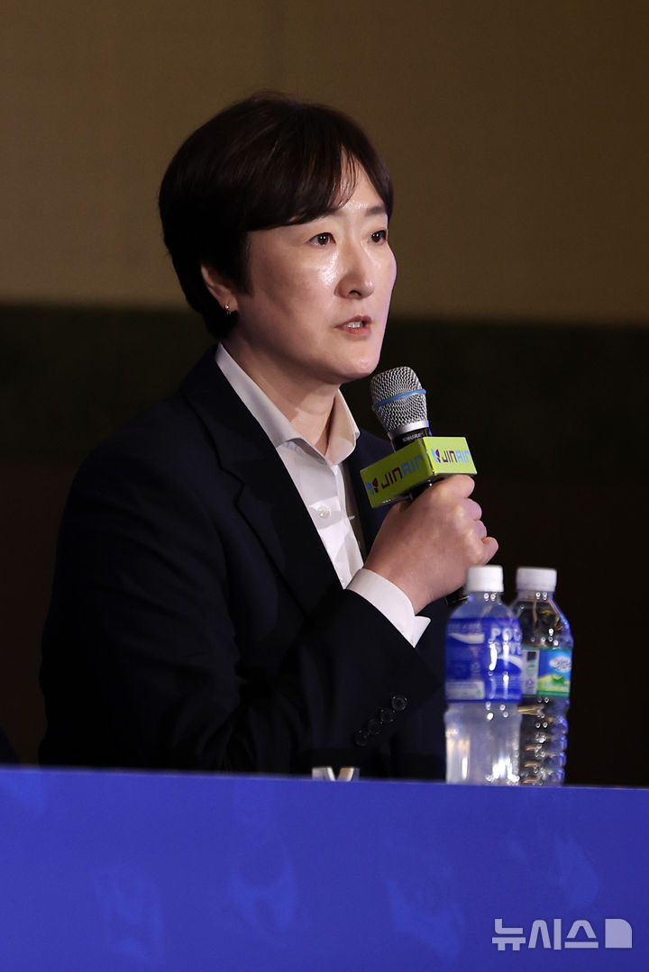 [서울=뉴시스] 김선웅 기자 = 페퍼저축은행 장소연 감독이 16일 서울 강남구 호텔리베라에서 열린 진에어 2025-2026 V-리그 여자부 미디어데이에서 인사말을 하고 있다. 2025.10.16. mangusta@newsis.com