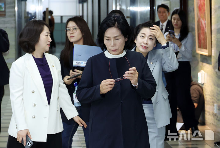 [서울=뉴시스] 고승민 기자 = 최민희 국회 과방위원장이 16일 서울 여의도 국회에서 열린 과학기술정보방송통신위원회의 원자력안전위원회 등 국정감사를 중지 후 비공개 전체회의를 연 가운데 잠시 정회 후 다시 회의실로 들어가고 있다. 2025.10.16. kkssmm99@newsis.com