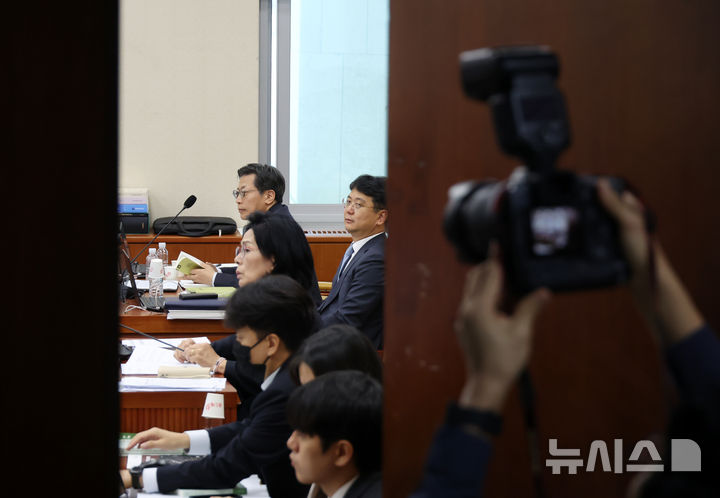 [서울=뉴시스] 고승민 기자 = 최민희 국회 과방위원장이 16일 서울 여의도 국회에서 열린 과학기술정보방송통신위원회의 원자력안전위원회 등 국정감사를 중지 후 비공개로 전환해 전체회의를 진행하고 있다. 2025.10.16. kkssmm99@newsis.com