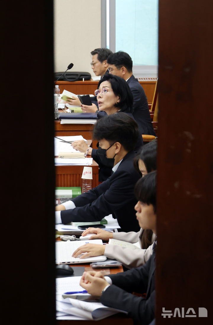 [서울=뉴시스] 고승민 기자 = 최민희 국회 과방위원장이 16일 서울 여의도 국회에서 열린 과학기술정보방송통신위원회의 원자력안전위원회 등 국정감사를 중지 후 비공개로 전환해 전체회의를 진행하고 있다. 2025.10.16. kkssmm99@newsis.com