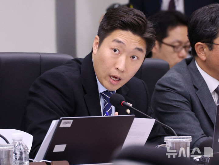 [세종=뉴시스] 강종민 기자 = 지난해 10월 16일 세종시 정부세종청사에서 열린 국회 정무위원회의 국가보훈부, 국민권익위원회, 독립기념관 등에 대한 국정감사에서 김용만 민주당 의원이 질의하고 있다. 2025.10.16. ppkjm@newsis.com