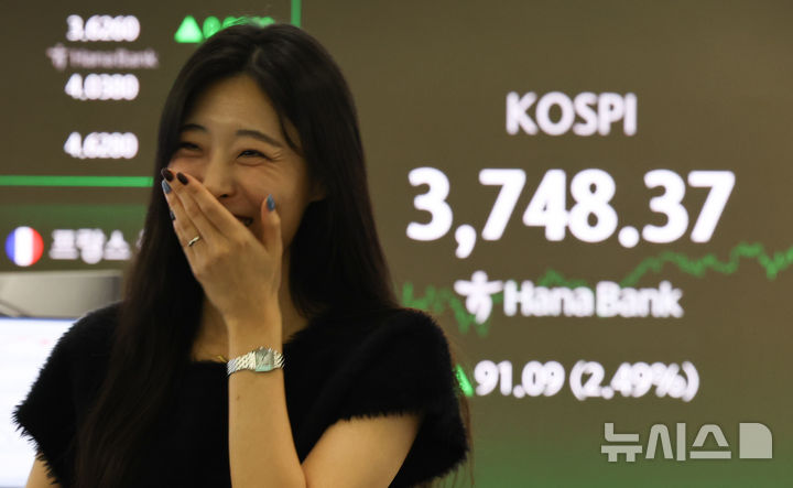 [서울=뉴시스] 최진석 기자 = 코스피가 전 거래일(3657.28)보다 91.09포인트(2.49%) 오른 3748.37에 장을 마친 16일 서울 중구 하나은행 딜링룸에 종가가 보이고 있다. 코스닥 지수는 전 거래일(864.72)보다 0.69포인트(0.08%) 상승한 865.41에 거래를 종료, 서울 외환시장에서 원·달러 환율은 전 거래일(1421.3원)보다 3.4원 내린 1417.9원에 주간 거래를 마감했다. 2025.10.16. myjs@newsis.com