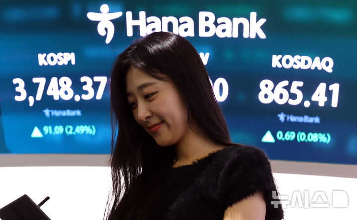 [서울=뉴시스] 최진석 기자 = 코스피가 전 거래일(3657.28)보다 91.09포인트(2.49%) 오른 3748.37에 장을 마친 16일 서울 중구 하나은행 딜링룸에 종가가 보이고 있다. 코스닥 지수는 전 거래일(864.72)보다 0.69포인트(0.08%) 상승한 865.41에 거래를 종료, 서울 외환시장에서 원·달러 환율은 전 거래일(1421.3원)보다 3.4원 내린 1417.9원에 주간 거래를 마감했다. 2025.10.16. myjs@newsis.com