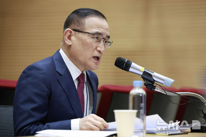 [서울=뉴시스] 최동준 기자 = 위성락 국가안보실장이 16일 서울 용산 대통령실 청사에서 캄보디아 사태에 대한 정부의 대응 현황 관련 브리핑을 하고 있다. 2025.10.16. photocdj@newsis.com