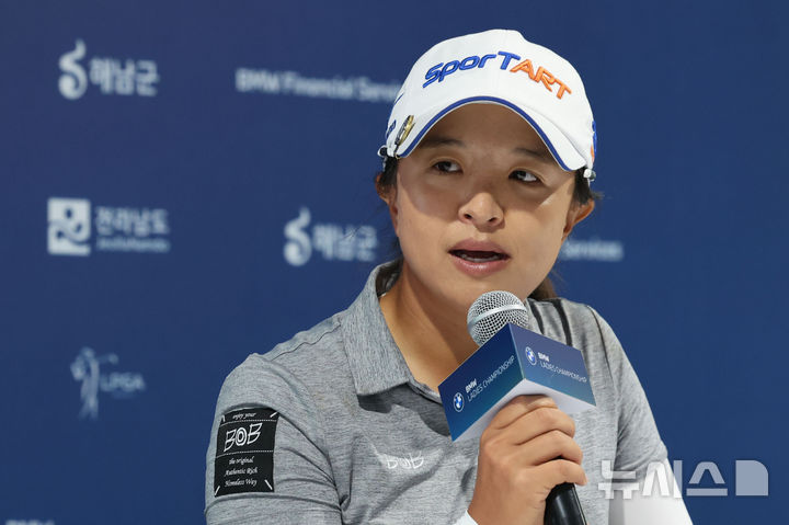 [해남=뉴시스] 권창회 기자 = 16일 오후 전남 해남 파인비치 골프링크스에서 열린 BMW 레이디스 챔피언십 2025에서 1라운드를 10언더파로 마친 김세영이 취재진 질의에 답하고 있다. 2025.10.16. kch0523@newsis.com