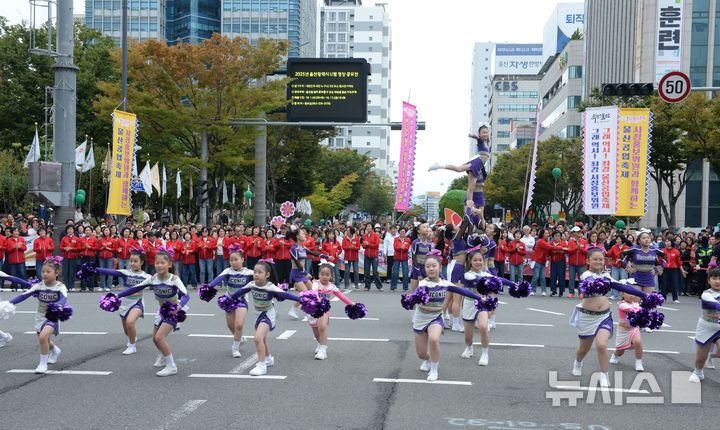 [울산=뉴시스] 배병수 기자 = 16일 오후 울산 남구 시청사거리에서 2025년 울산공업축제 축하 플레시몹이 열리고 있다.2025.10.16.bbs@newsis.com.